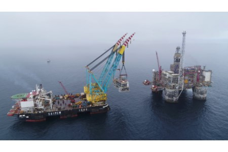 Module lifted onto Heidrun platform in Norwegian Sea