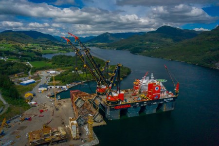 Heerema achieves largest single lift jacket removal